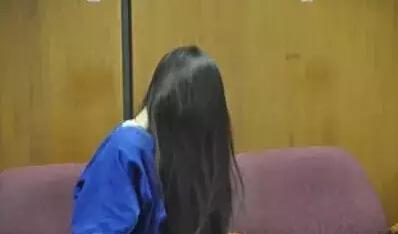 学生扒内衣_美女被绑架扒衣剩内衣(3)