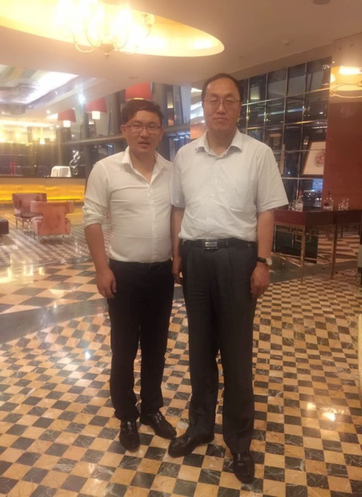 白银市副市长贾汝昌(右一)与天洲副总李明善