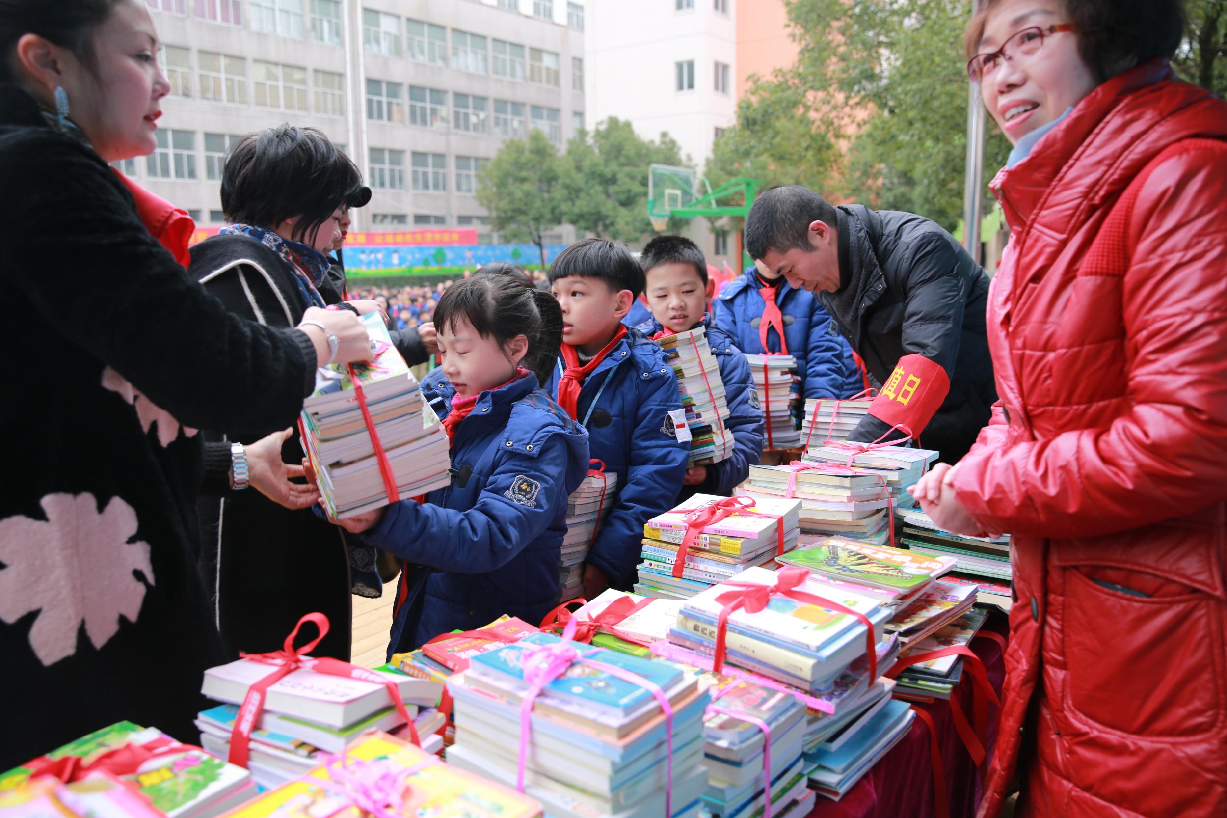 瓯江小学举行图书漂流公益活动全校共捐书4500多册