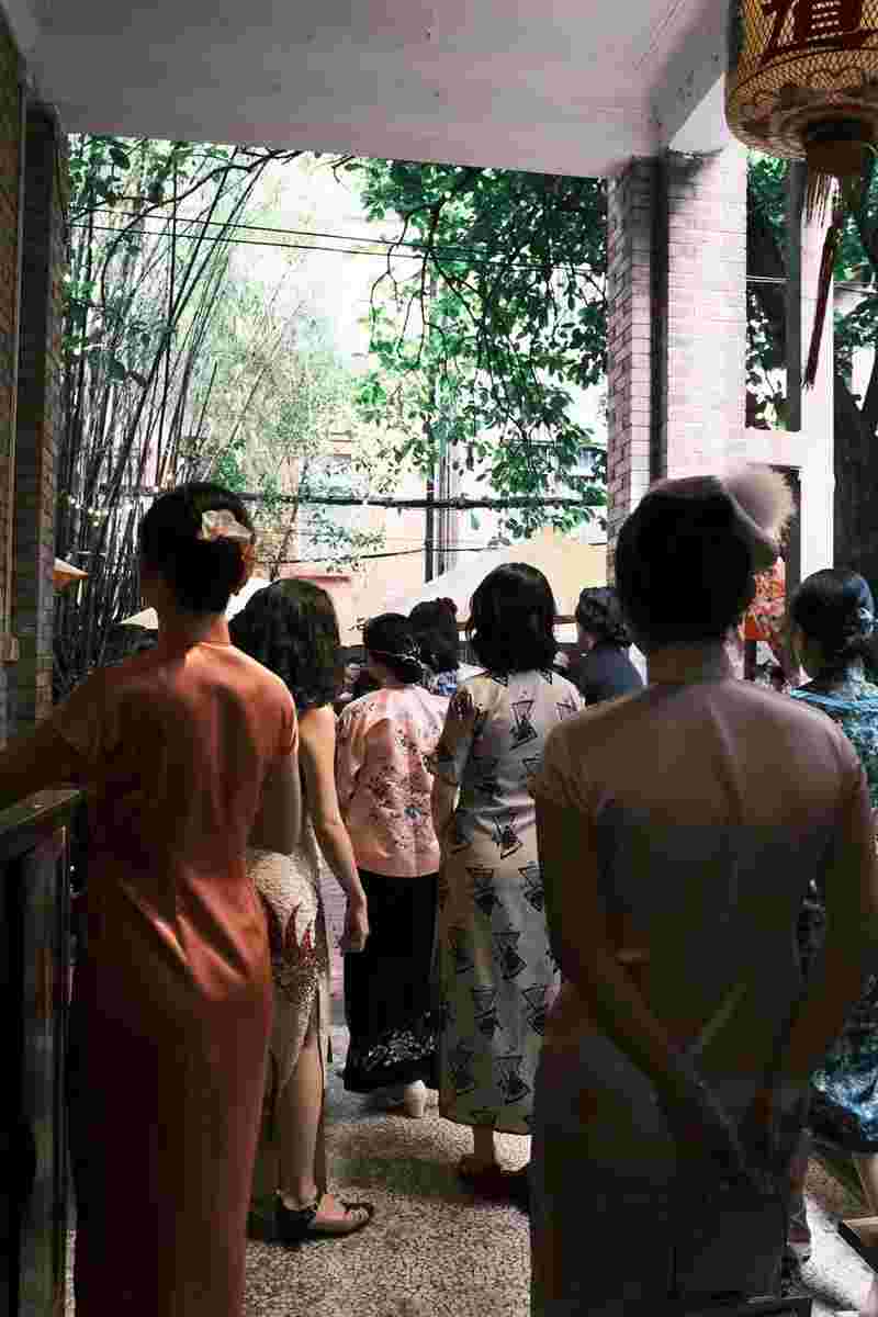 90后温籍留学生与小伙伴的“旗袍缘” 收藏千件古董旗袍 举办百年旗袍展