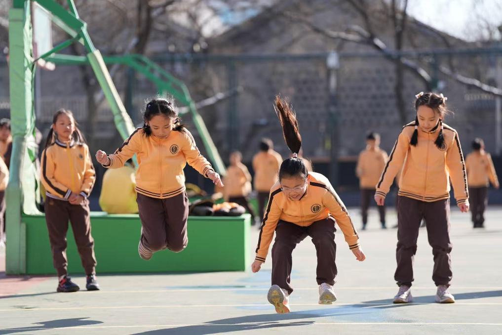 �ڱ����ڶ�ʵ��Сѧ��ѧ�������ڲٳ��Ͻ��ж������»������ л�� ��