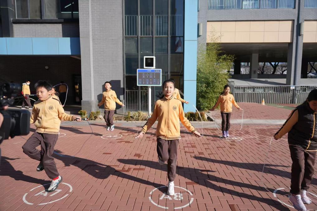 �ڱ����ڶ�ʵ��Сѧ��ѧ��������ʹ���ǻ������豸���ж������»������ л�� ��